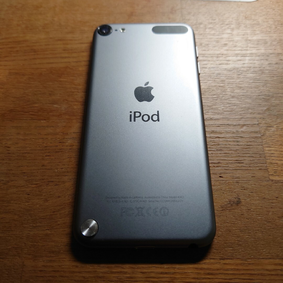Apple(アップル)の超美品 ipodtouch 第５世代32GB  付属品付き スマホ/家電/カメラのオーディオ機器(ポータブルプレーヤー)の商品写真
