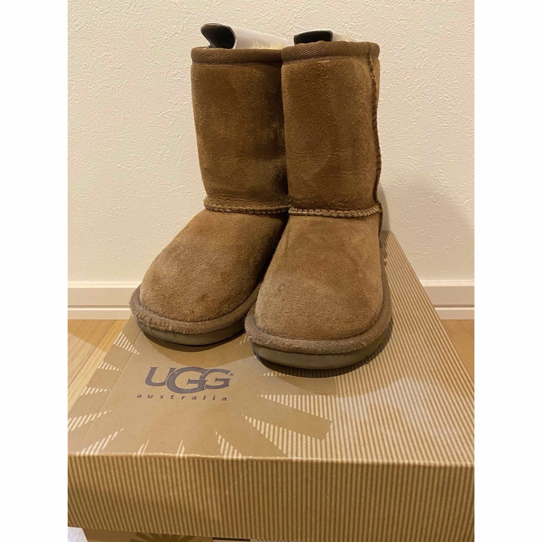 UGG(アグ)のUGG  Classic II  kids  アグ キッズ　ムートンブーツ キッズ/ベビー/マタニティのキッズ靴/シューズ(15cm~)(ブーツ)の商品写真