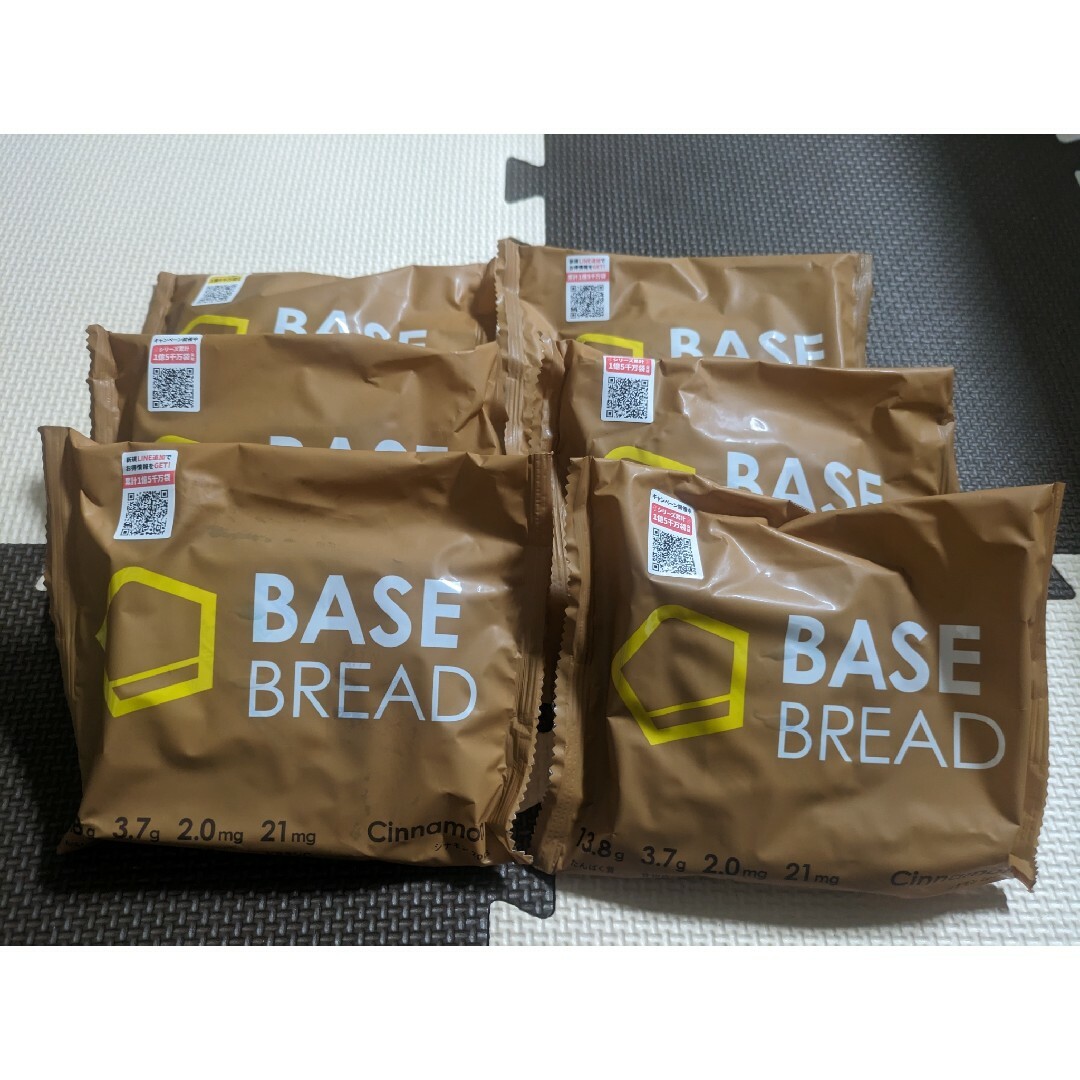 ベースフードBASEBREADシナモン 6個 食品/飲料/酒の食品(パン)の商品写真