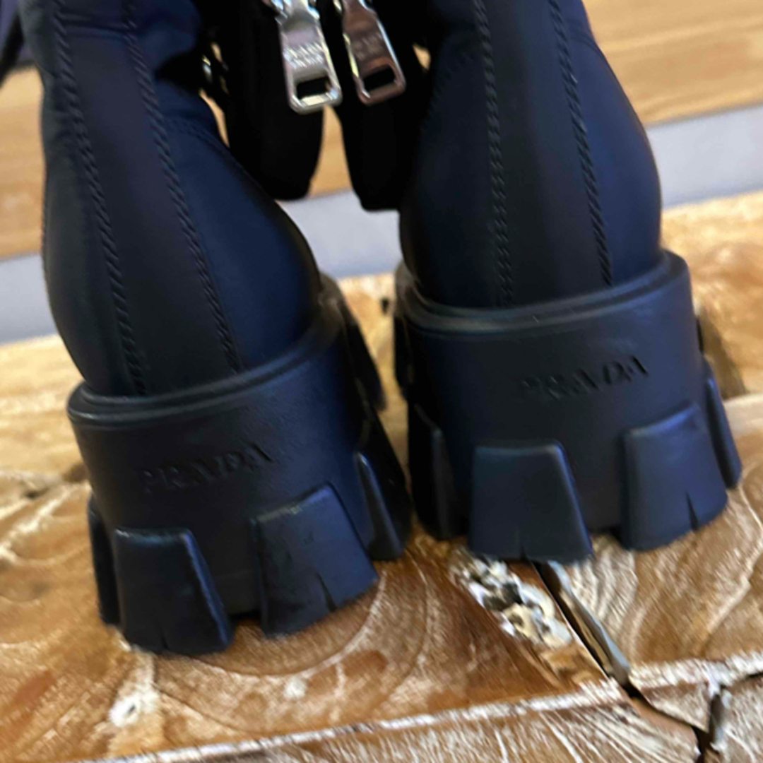 PRADA(プラダ)の極美品　36.5　プラダ　PRADA　モノリス コンバットブーツ  黒　ブラック レディースの靴/シューズ(ブーツ)の商品写真