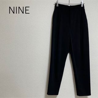 ナイン(NINE)の【中古美品】NINEタックテーパードパンツ　黒　サイズ0 きれいめ　オフィス(カジュアルパンツ)