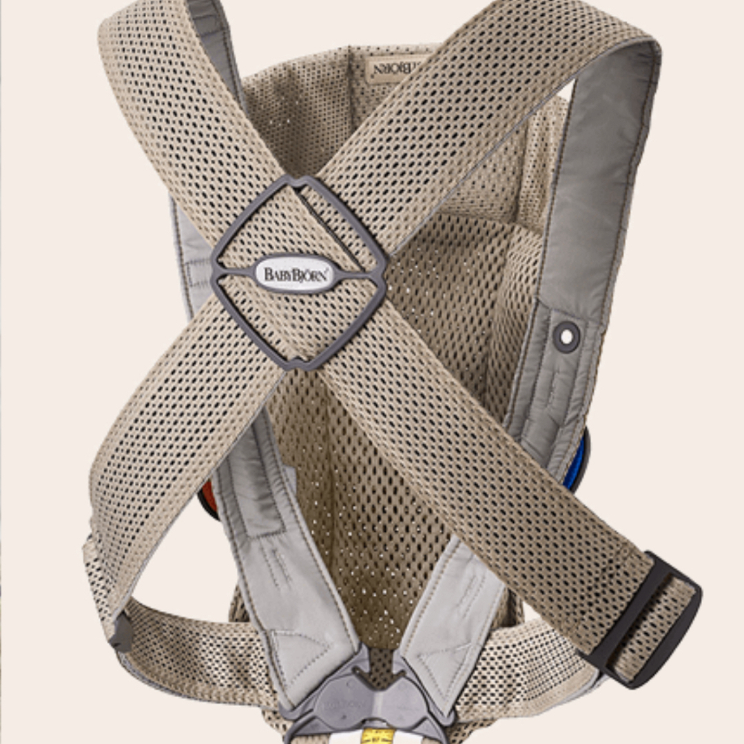 BABYBJORN(ベビービョルン)のベビービョルン　抱っこ紐　Air mini グレーベージュ キッズ/ベビー/マタニティの外出/移動用品(抱っこひも/おんぶひも)の商品写真