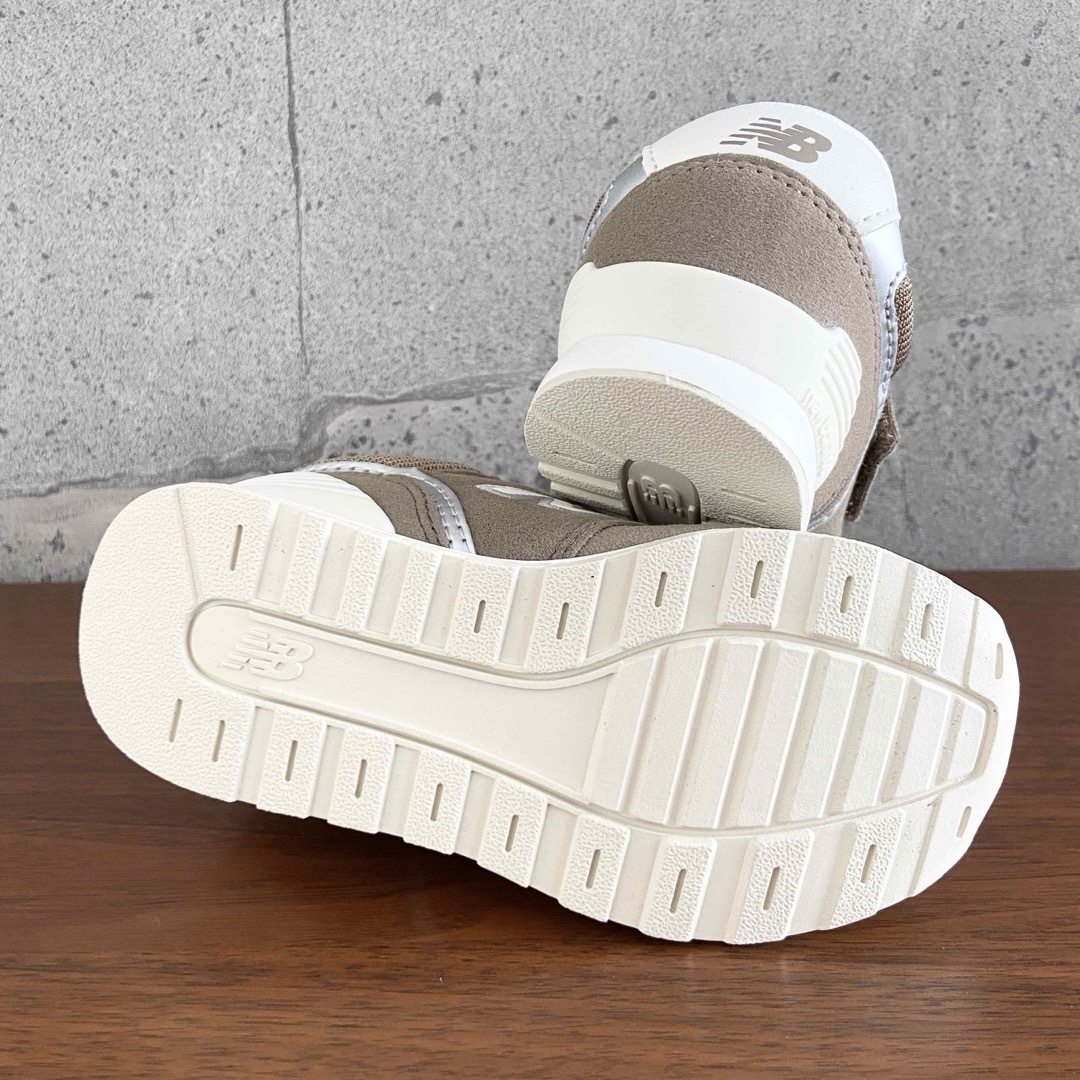 New Balance(ニューバランス)の【新品】15.5センチ モカ ニューバランス スニーカー キッズ キッズ/ベビー/マタニティのキッズ靴/シューズ(15cm~)(スニーカー)の商品写真