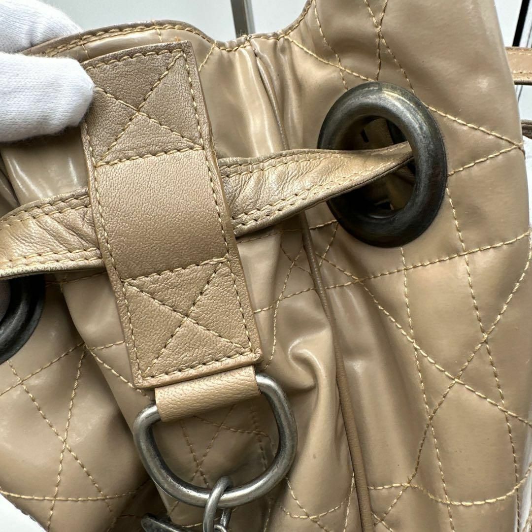 Christian Dior(クリスチャンディオール)の美品✨ディオール　巾着ショルダー　カナージュ　パテントレザー　肩掛け　ベージュ レディースのバッグ(トートバッグ)の商品写真