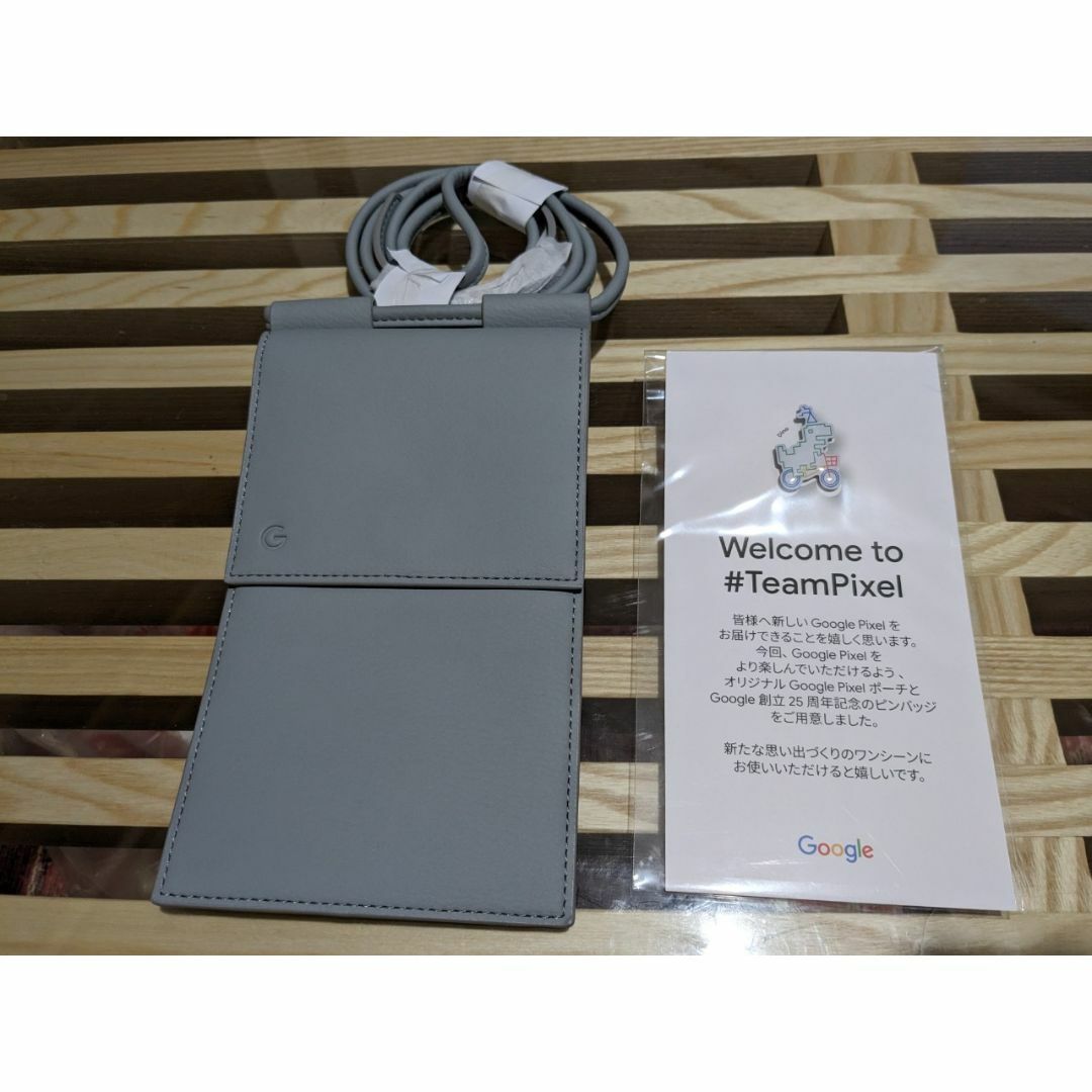 Google(グーグル)の【新品・未使用】スマホ　ポーチ　ショルダー　グレー　ピンバッジ　2点セット スマホ/家電/カメラのスマホアクセサリー(モバイルケース/カバー)の商品写真