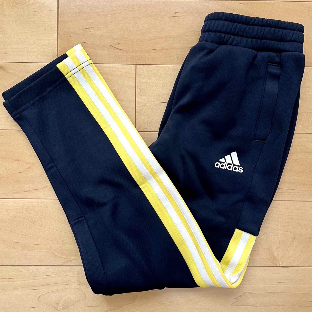 adidas(アディダス)のスウェットパンツ アディダス adidas 130cm 紺×黄 ☆新品未使用 キッズ/ベビー/マタニティのキッズ服男の子用(90cm~)(パンツ/スパッツ)の商品写真