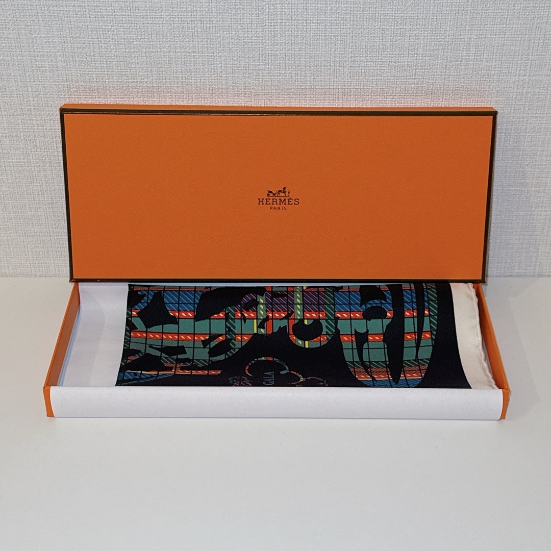 Hermes(エルメス)の【新品・箱リボン付】ブリッド・ドゥ・ガラ・タータン ガヴロッシュ 45 白 黒 レディースのファッション小物(バンダナ/スカーフ)の商品写真