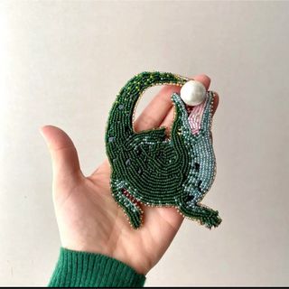 【ビーズ刺繍】真珠をガブリ！ワニのブローチ(コサージュ/ブローチ)