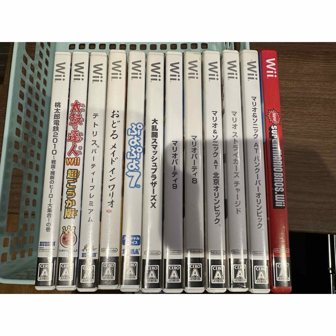 Wii(ウィー)のWii　本体＋コントローラー4つ　ソフト12本 エンタメ/ホビーのゲームソフト/ゲーム機本体(家庭用ゲーム機本体)の商品写真