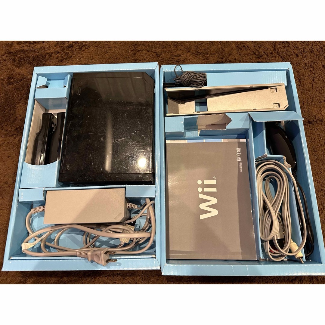 Wii(ウィー)のWii　本体＋コントローラー4つ　ソフト12本 エンタメ/ホビーのゲームソフト/ゲーム機本体(家庭用ゲーム機本体)の商品写真