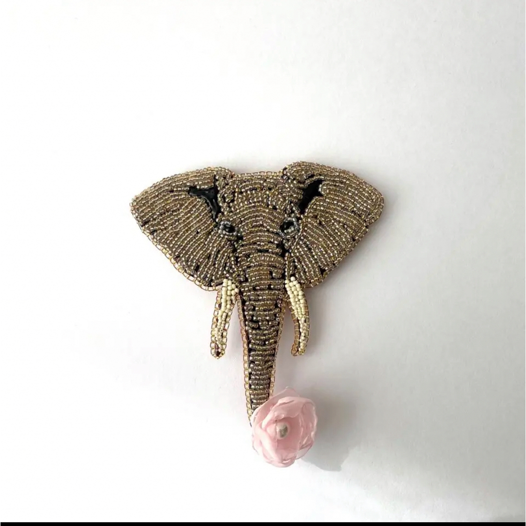 【ビーズ刺繍】鼻で花をどうぞ。象のブローチ ハンドメイドのアクセサリー(コサージュ/ブローチ)の商品写真