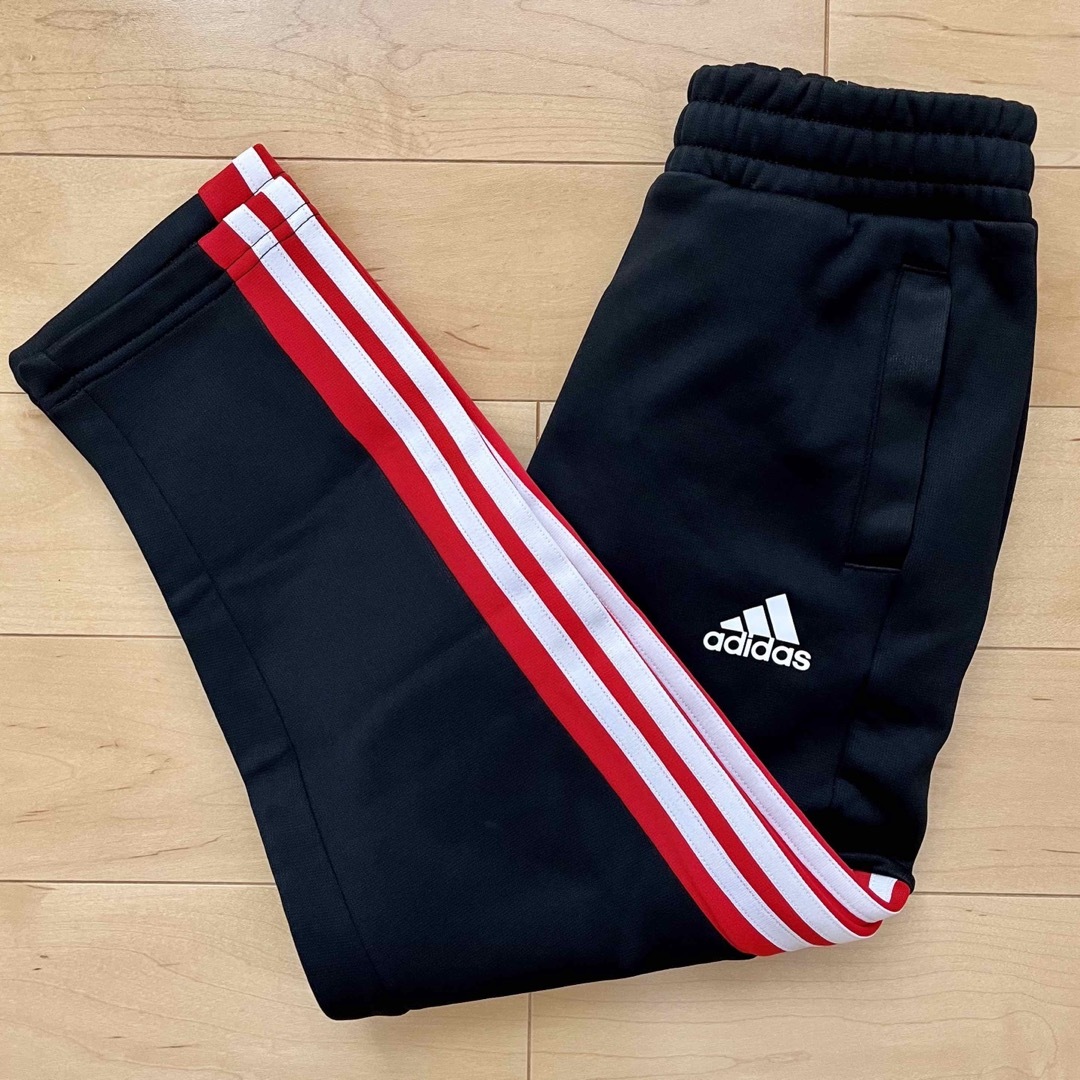 adidas(アディダス)のスウェットパンツ adidas アディダス 120cm 黒×赤 ☆新品未使用 キッズ/ベビー/マタニティのキッズ服男の子用(90cm~)(パンツ/スパッツ)の商品写真