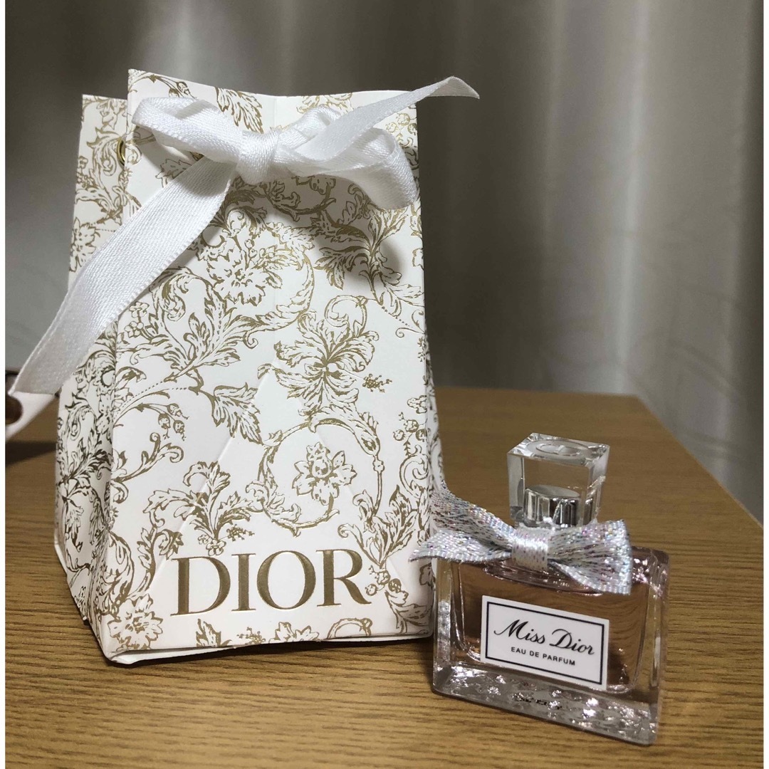 Christian Dior(クリスチャンディオール)のギフトボックス付き　Miss Dior オードパルファム　5ml コスメ/美容の香水(香水(女性用))の商品写真