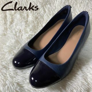 クラークス(Clarks)のほぼ未使用 クラークス バイカラー エナメルトゥ インヒール パンプス 24cm(ハイヒール/パンプス)