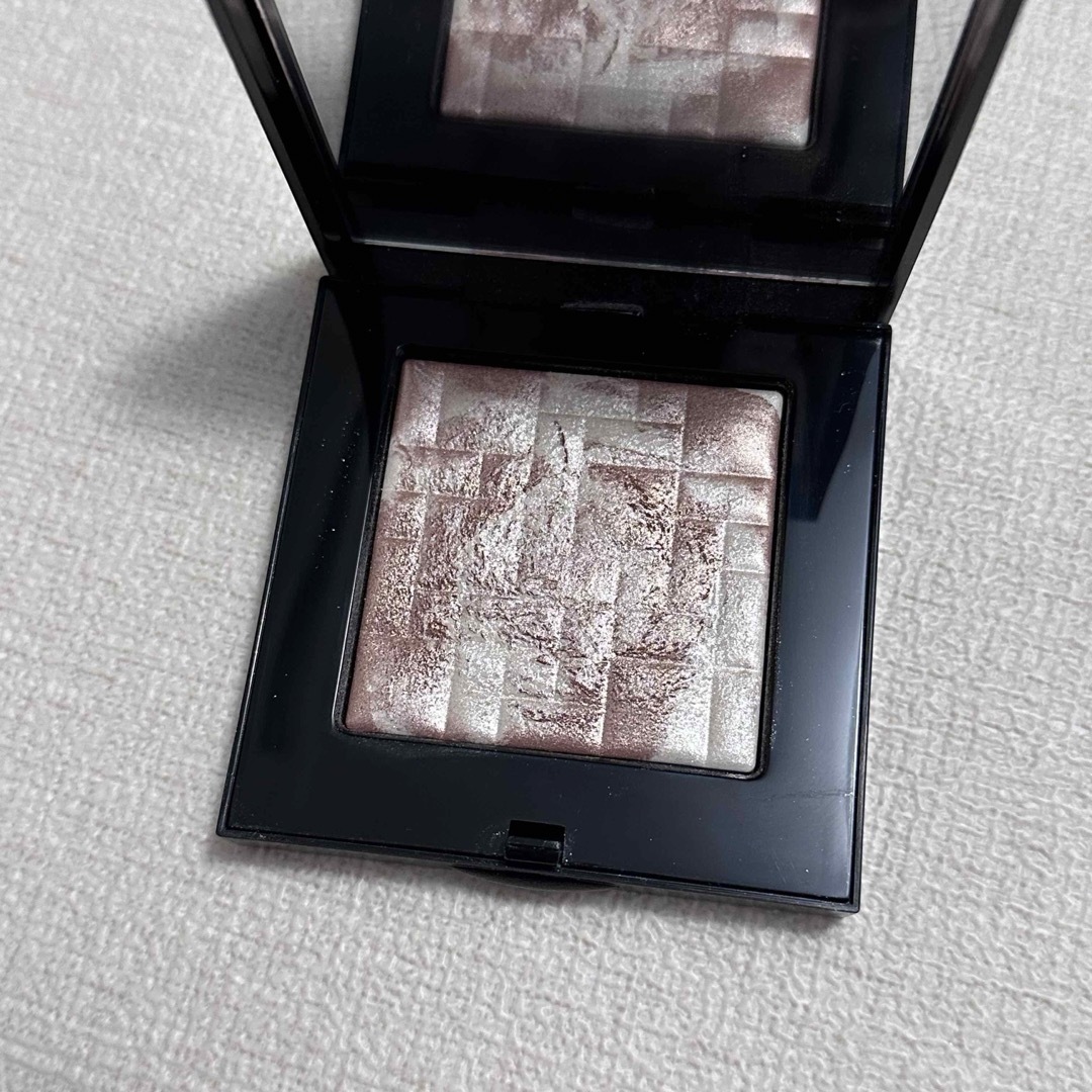 BOBBI BROWN(ボビイブラウン)のBOBBI BROWN ハイライティングパウダー01 ピンクグロ コスメ/美容のベースメイク/化粧品(フェイスカラー)の商品写真