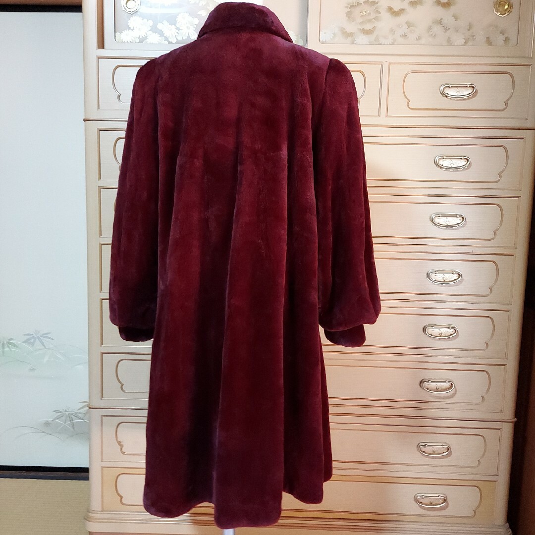 リアル シェアードミンクファーAラインロングコート 希少レアカラー赤 えんじ色 レディースのジャケット/アウター(毛皮/ファーコート)の商品写真