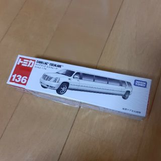 タカラトミー(Takara Tomy)のロングタイプトミカ 136 キャデラック エスカレード(ミニカー)