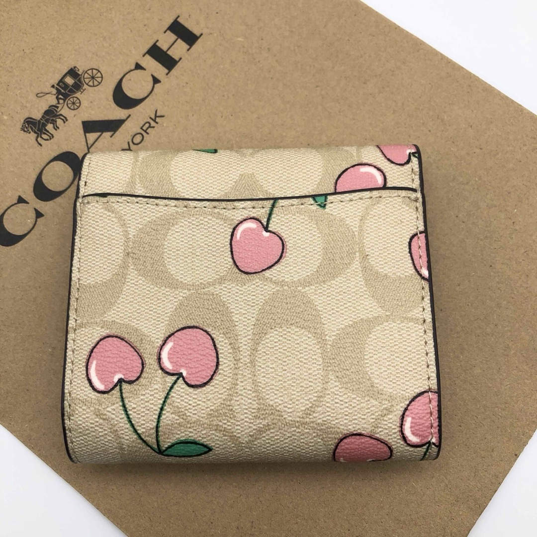 COACH(コーチ)の【COACH☆新作】スモール トライフォールド☆シグネチャー ☆ハート チェリー レディースのファッション小物(財布)の商品写真