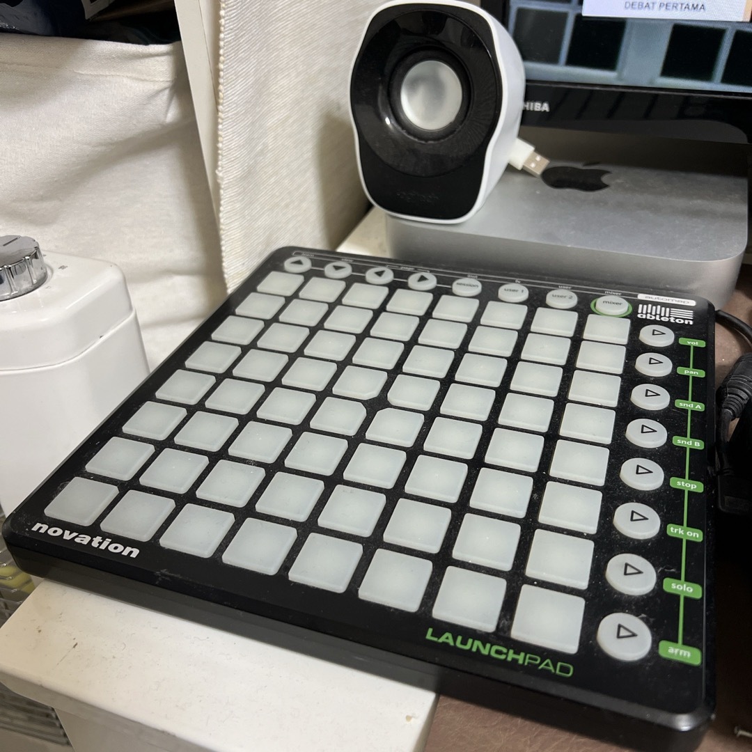 novation(ノベーション)の(値下げ) ABLETON Novation Launchpad 楽器のDTM/DAW(MIDIコントローラー)の商品写真