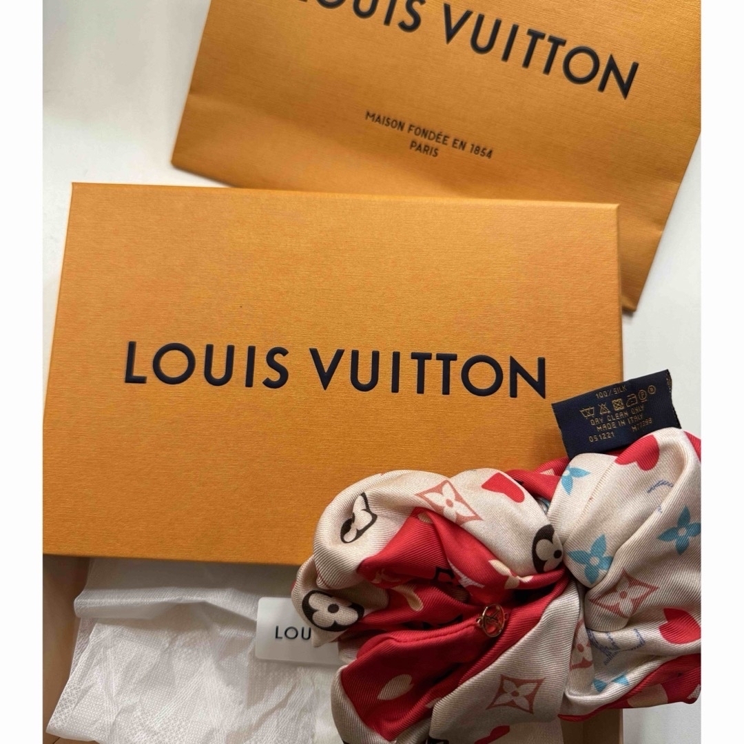 LOUIS VUITTON(ルイヴィトン)の【未使用品】Louis Vuitton ルイヴィトン(シュシュ) レディースのヘアアクセサリー(ヘアゴム/シュシュ)の商品写真