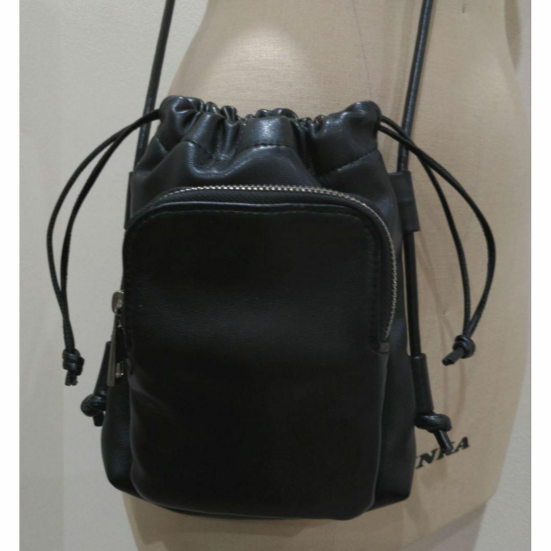 UNITED ARROWS(ユナイテッドアローズ)のUNITED ARROWS ソフト モバイル ウォレット ポシェット ブラック レディースのバッグ(ショルダーバッグ)の商品写真