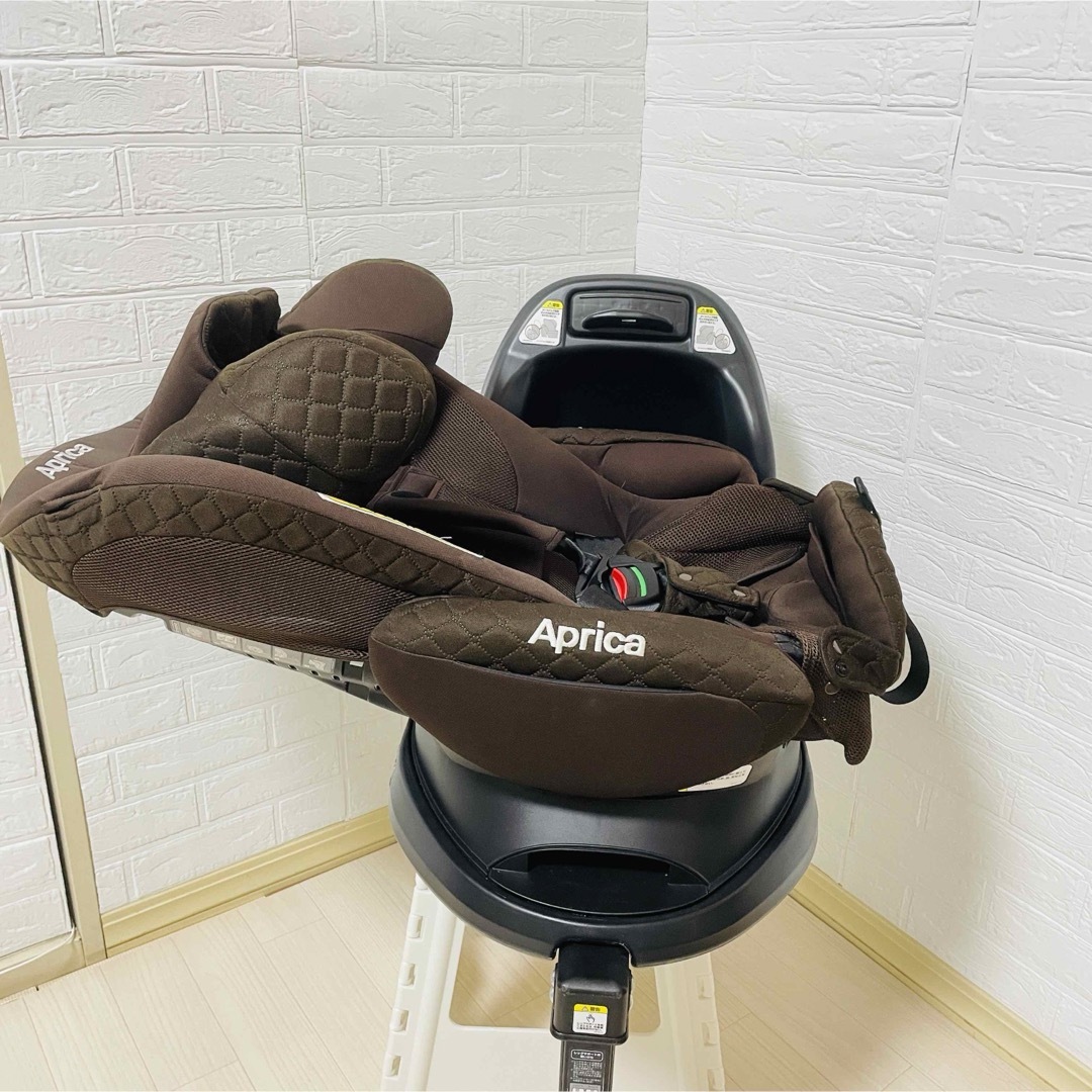 Aprica(アップリカ)の【美品】アップリカ チャイルドシート フラディアグロウ ISOFIX ブラウン キッズ/ベビー/マタニティの外出/移動用品(自動車用チャイルドシート本体)の商品写真