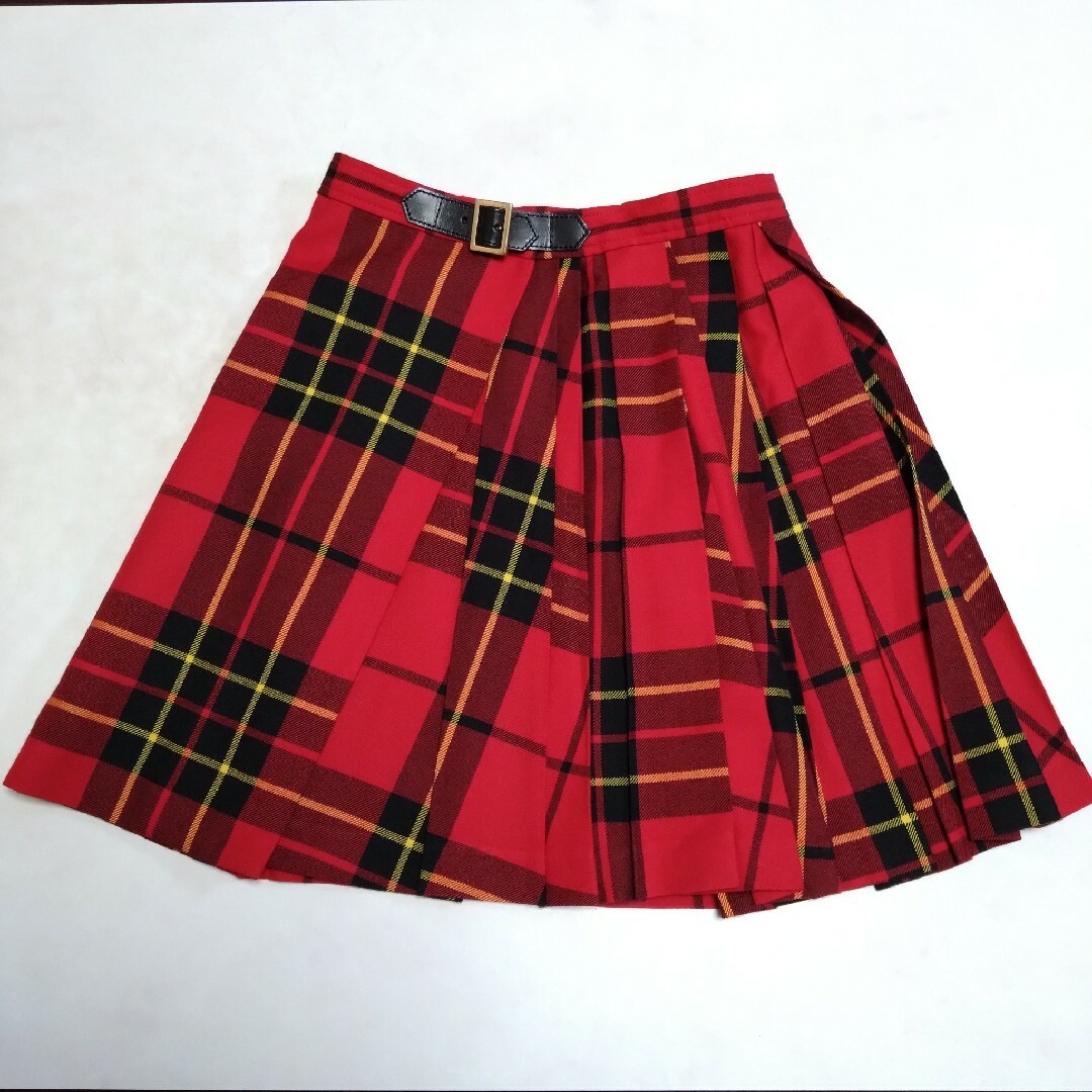 BLUE LABEL CRESTBRIDGE(ブルーレーベルクレストブリッジ)のブルーレーベルクレストブリッジ スカート 赤チェック ベルト付き レディースのスカート(ミニスカート)の商品写真