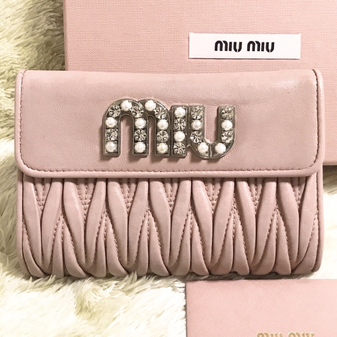 女性が喜ぶ♪ 【極美品】MIU MIU マテラッセ ビジュー パール 折り財布