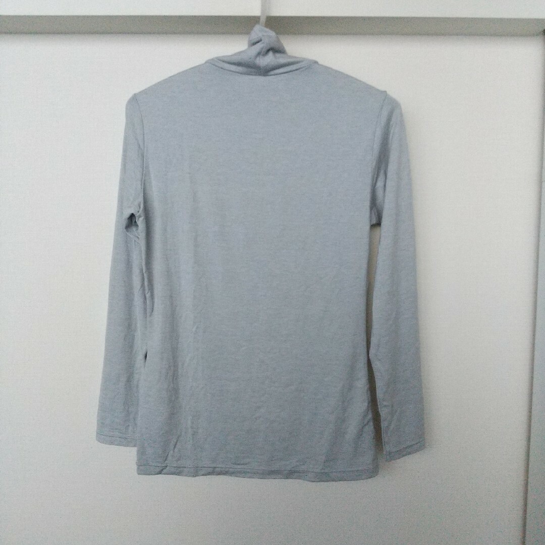 UNIQLO(ユニクロ)のユニクロ ヒートテック  タートルネックTシャツ２枚 (オフホワイト・グレー) レディースのトップス(Tシャツ(長袖/七分))の商品写真