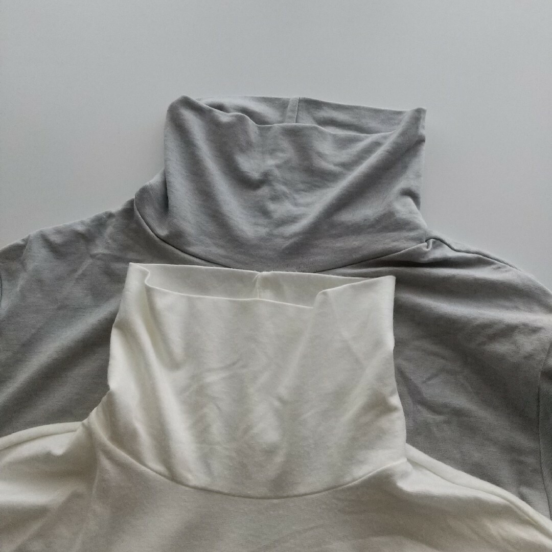 UNIQLO(ユニクロ)のユニクロ ヒートテック  タートルネックTシャツ２枚 (オフホワイト・グレー) レディースのトップス(Tシャツ(長袖/七分))の商品写真