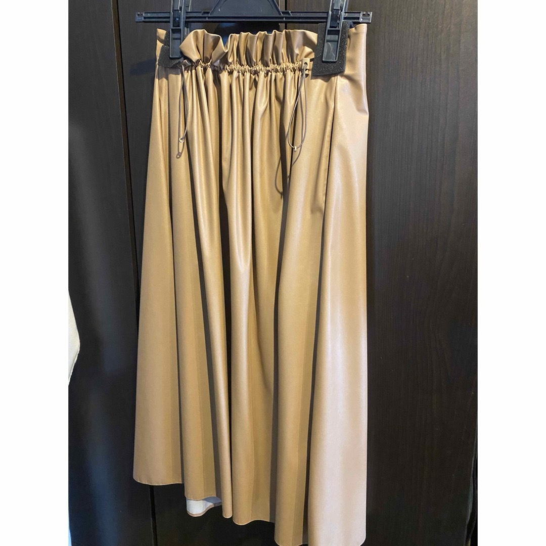 TOMORROWLAND(トゥモローランド)のBALLSY フェイクレザースカート レディースのスカート(ひざ丈スカート)の商品写真