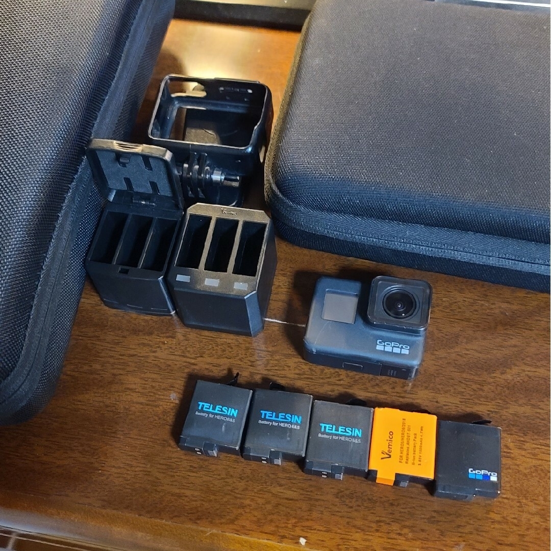 GoPro(ゴープロ)のGoPro Hero 7 Black 本体 バッテリー 専用ケース スマホ/家電/カメラのカメラ(ビデオカメラ)の商品写真