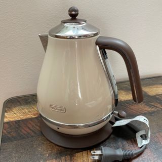 デロンギ(DeLonghi)のデロンギ　電気ケトル　1.0リットル(電気ケトル)