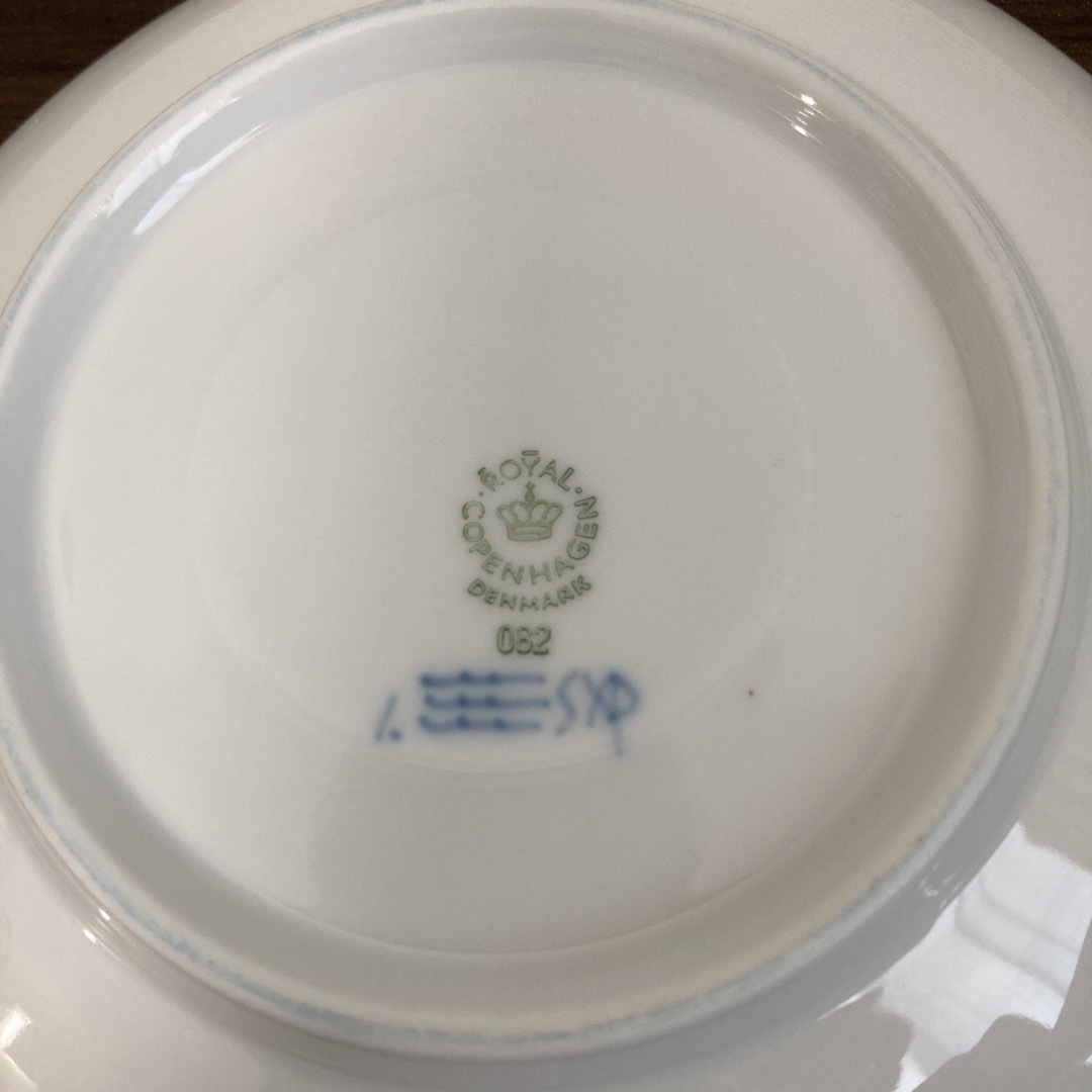 ROYAL COPENHAGEN(ロイヤルコペンハーゲン)の【とき様専用】ロイヤルコペンハーゲン　ハーフレースティーカップ&ソーサー インテリア/住まい/日用品のキッチン/食器(グラス/カップ)の商品写真