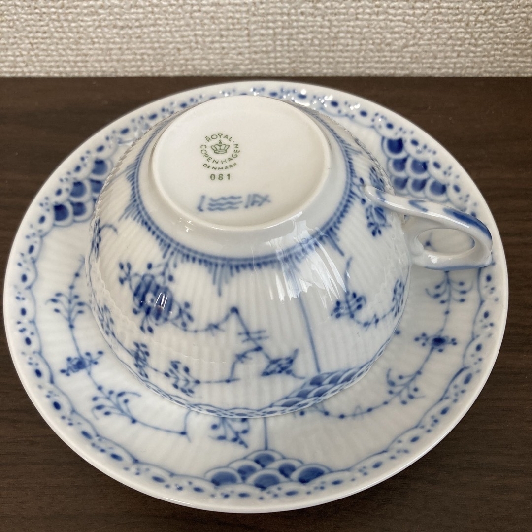 ROYAL COPENHAGEN(ロイヤルコペンハーゲン)の【とき様専用】ロイヤルコペンハーゲン　ハーフレースティーカップ&ソーサー インテリア/住まい/日用品のキッチン/食器(グラス/カップ)の商品写真