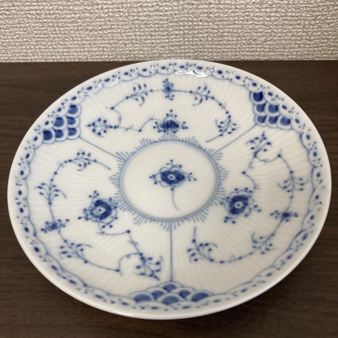 ROYAL COPENHAGEN(ロイヤルコペンハーゲン)の【とき様専用】ロイヤルコペンハーゲン　ハーフレースティーカップ&ソーサー インテリア/住まい/日用品のキッチン/食器(グラス/カップ)の商品写真