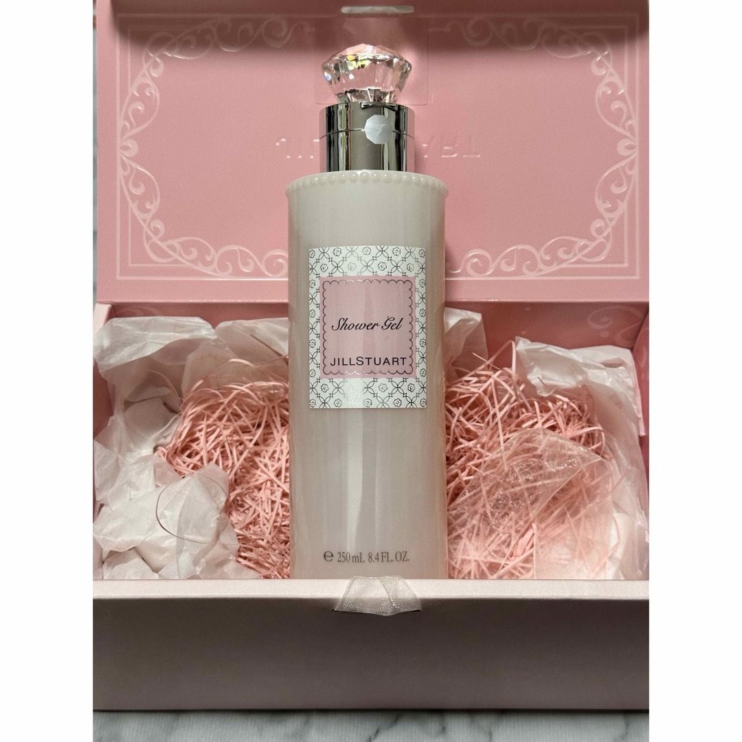 JILLSTUART(ジルスチュアート)の【新品未使用】ジルスチュアート　リラックス　シャワージェル　250ml コスメ/美容のボディケア(ボディソープ/石鹸)の商品写真