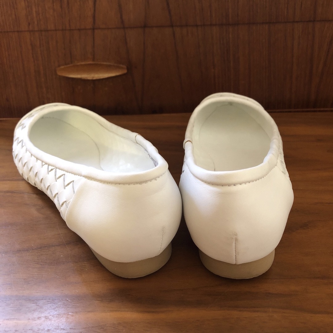 DIANA(ダイアナ)の23.5cm ダイアナ　バレエシューズ　ホワイト　メッシュレザー　パンプス レディースの靴/シューズ(バレエシューズ)の商品写真