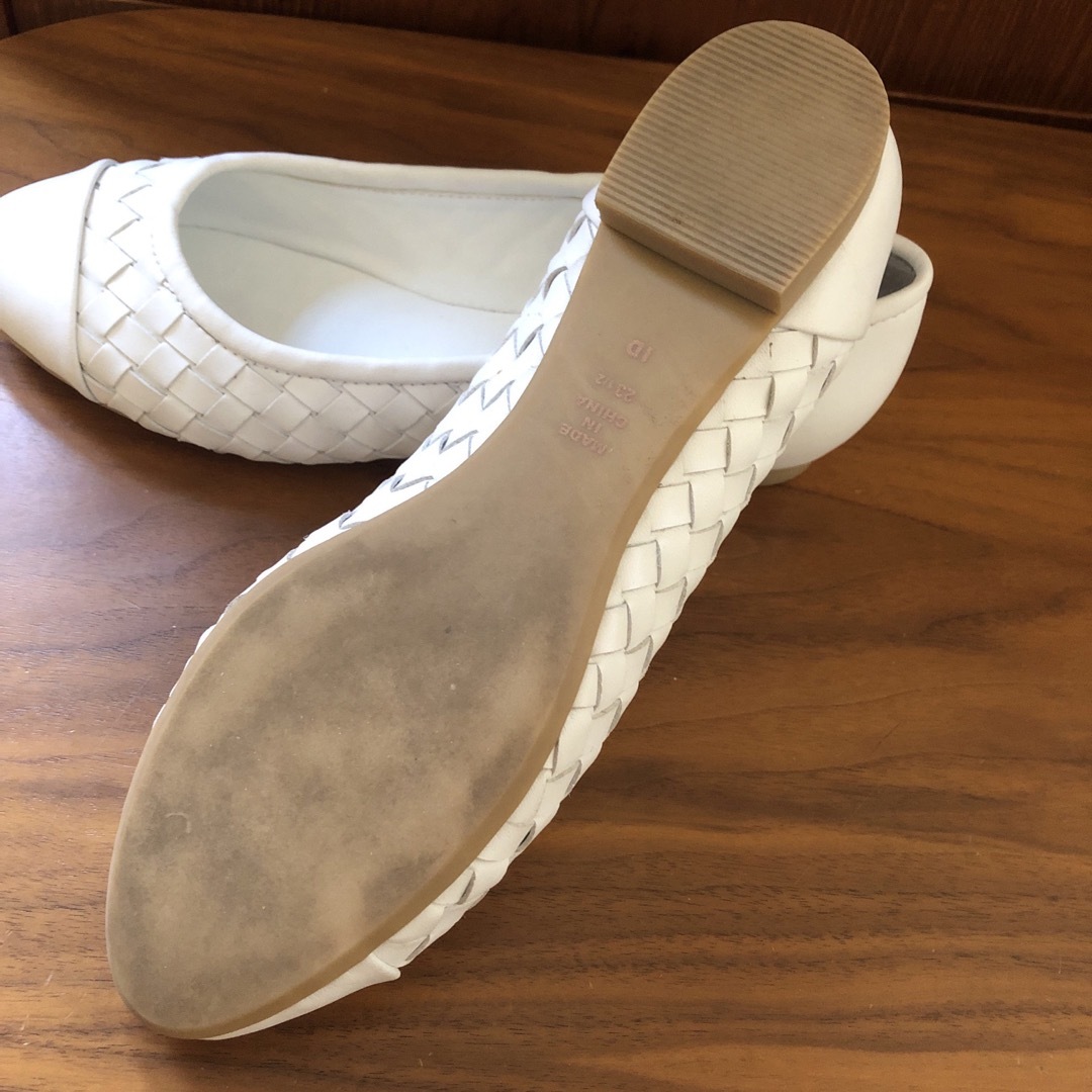 DIANA(ダイアナ)の23.5cm ダイアナ　バレエシューズ　ホワイト　メッシュレザー　パンプス レディースの靴/シューズ(バレエシューズ)の商品写真