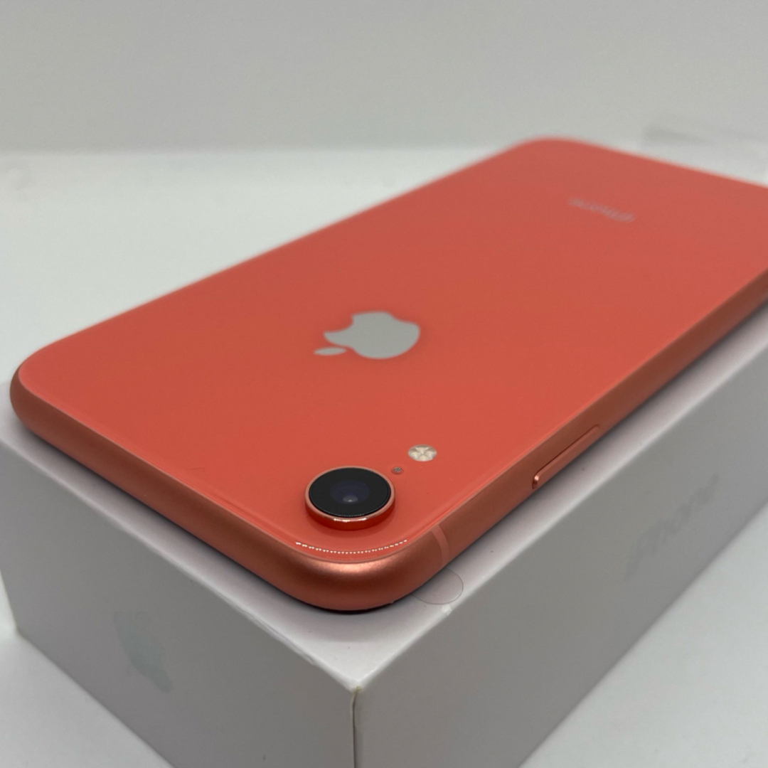 iPhone(アイフォーン)の【新品】iPhone XR コーラル 128 GB SIMフリー 本体 スマホ/家電/カメラのスマートフォン/携帯電話(スマートフォン本体)の商品写真