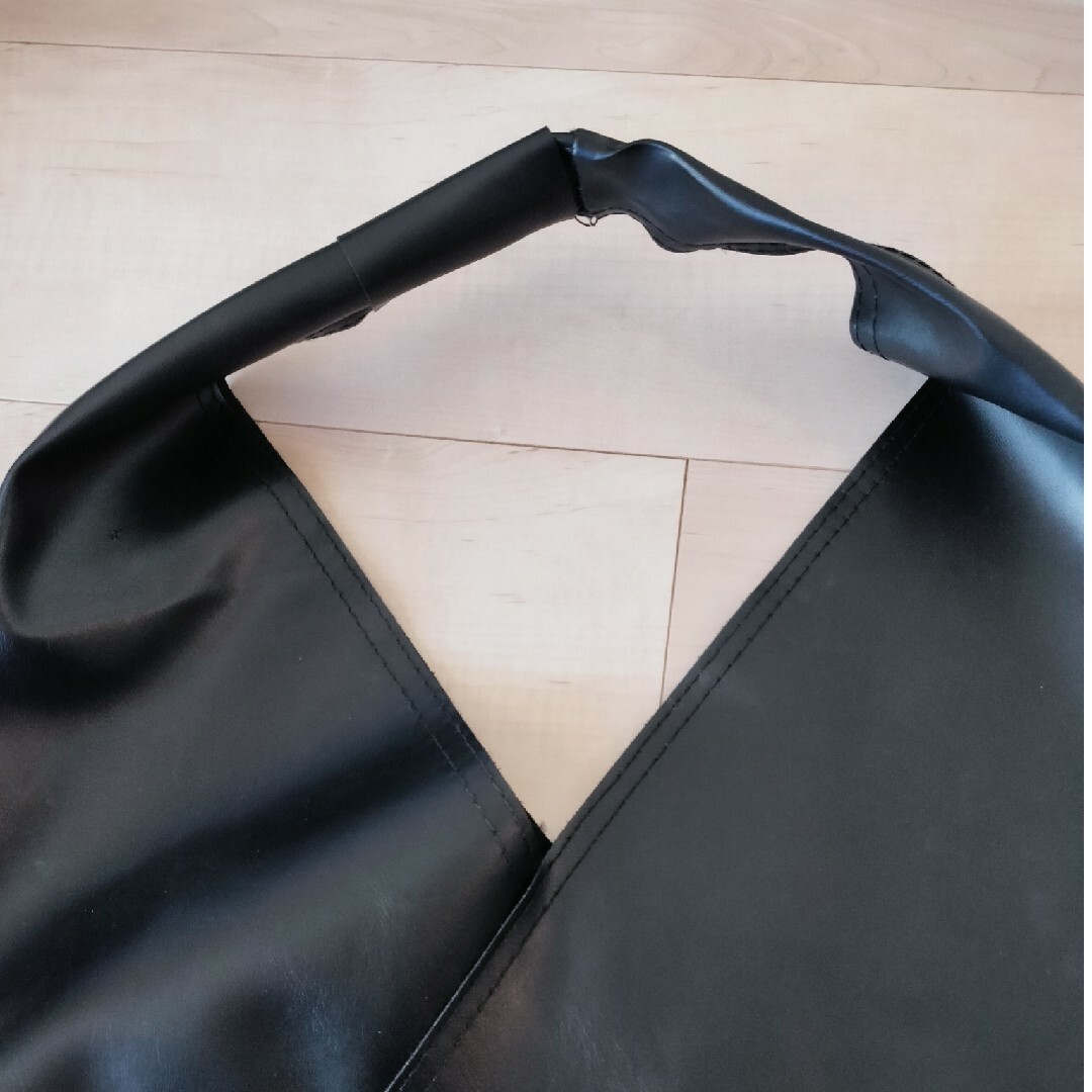 Furla(フルラ)の黒　　エナメル風素材✨バッグ　通勤用👜 レディースのバッグ(トートバッグ)の商品写真