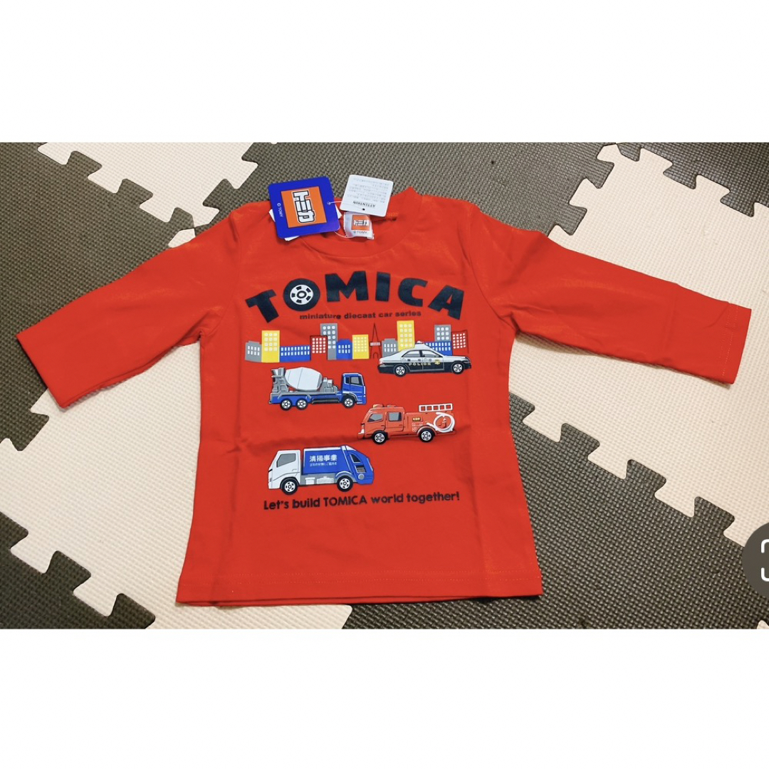 Takara Tomy(タカラトミー)の新品未使用　トミカ　ロンT 赤色　90センチ キッズ/ベビー/マタニティのキッズ服男の子用(90cm~)(Tシャツ/カットソー)の商品写真