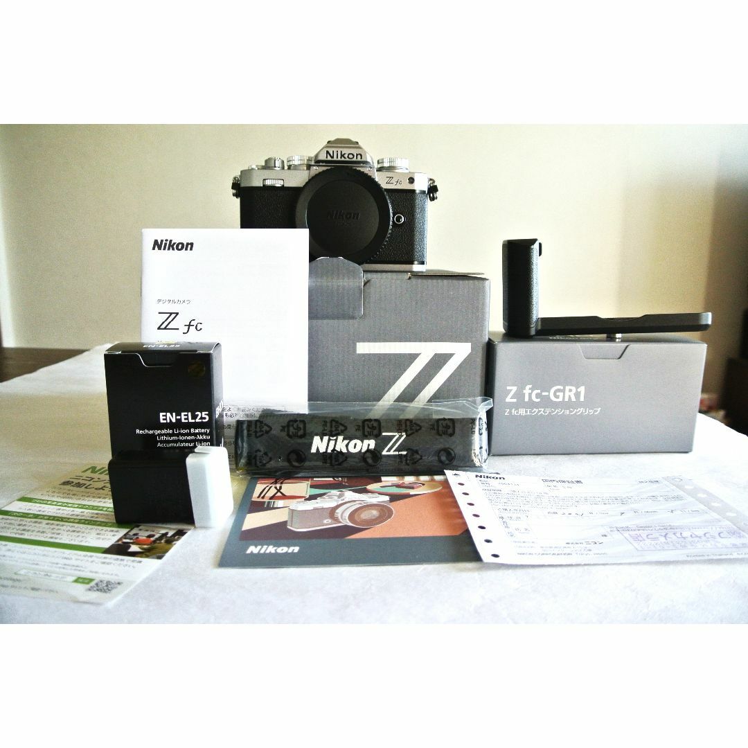 Nikon(ニコン)のNikon Zfc ミラーレス + fc-GR1(グリップ) スマホ/家電/カメラのカメラ(ミラーレス一眼)の商品写真