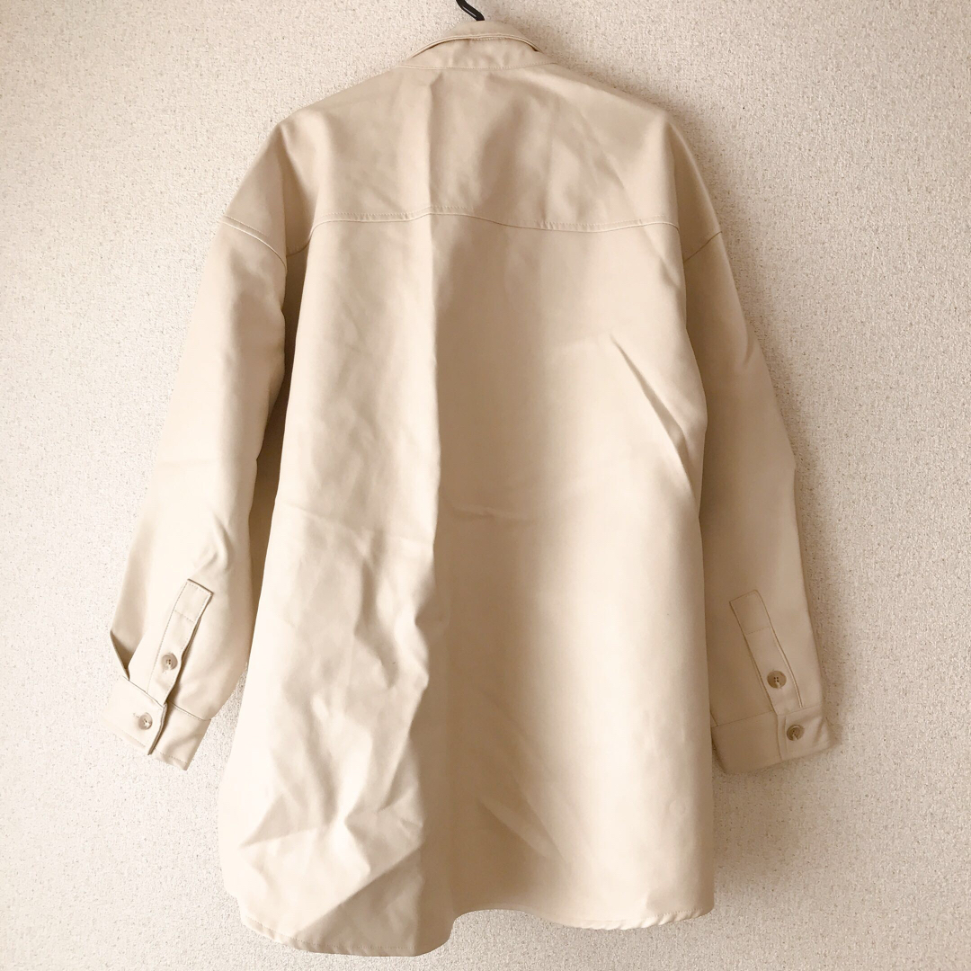 dholic(ディーホリック)の美品　DHOLIC ストラップ付シャツ風レザー調ジャケット アイボリー　白 レディースのジャケット/アウター(その他)の商品写真