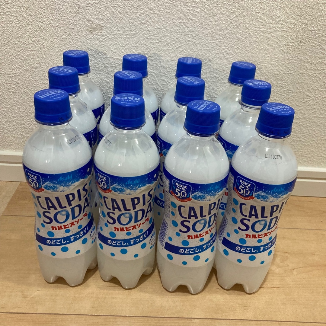 アサヒ(アサヒ)のアサヒ飲料　カルピスソーダ　炭酸　500ml ペットボトル　PET 12本 食品/飲料/酒の飲料(ソフトドリンク)の商品写真