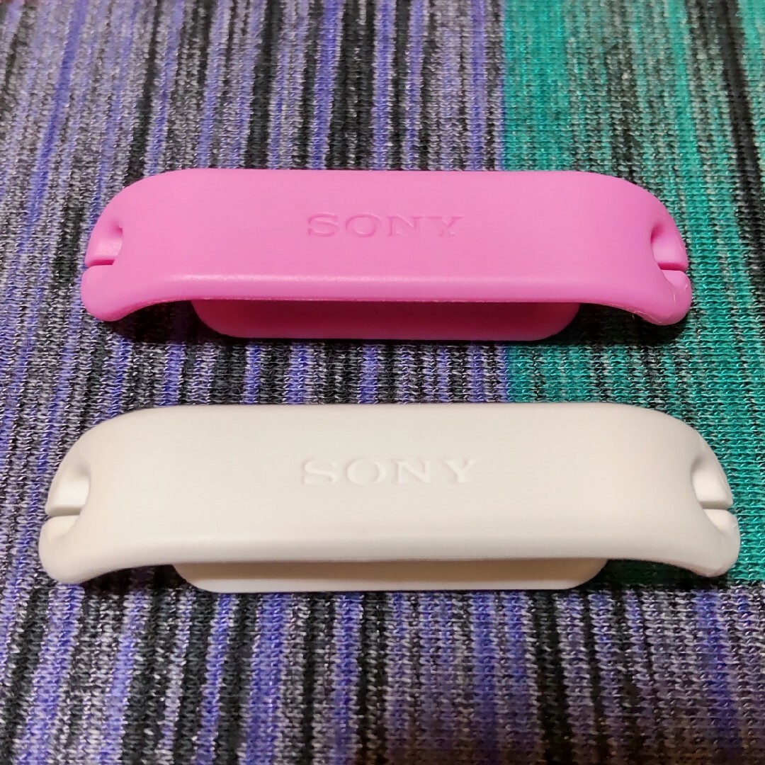 SONY(ソニー)のSONY　イヤフォン　ケーブル長アジャスター（ホワイト＆ピンク）２個セット　純正 スマホ/家電/カメラのオーディオ機器(ヘッドフォン/イヤフォン)の商品写真