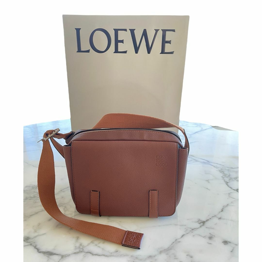 LOEWE(ロエベ)の【LOEWE】ミリタリー メッセンジャー バッグ XS タン メンズのバッグ(メッセンジャーバッグ)の商品写真