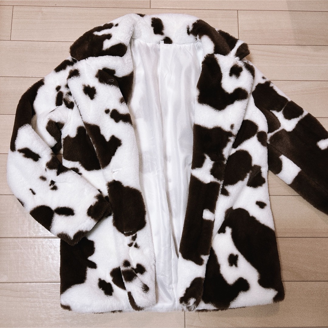 牛柄 カウ柄 ファーコート レディースのジャケット/アウター(毛皮/ファーコート)の商品写真