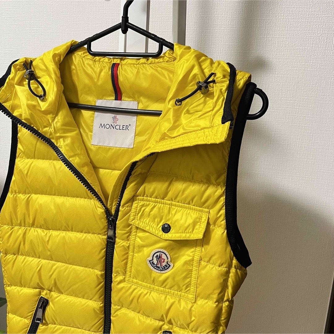 MONCLER(モンクレール)のMONCLER モンクレール ベスト ダウン イエロー 美品 レディースのジャケット/アウター(ダウンベスト)の商品写真