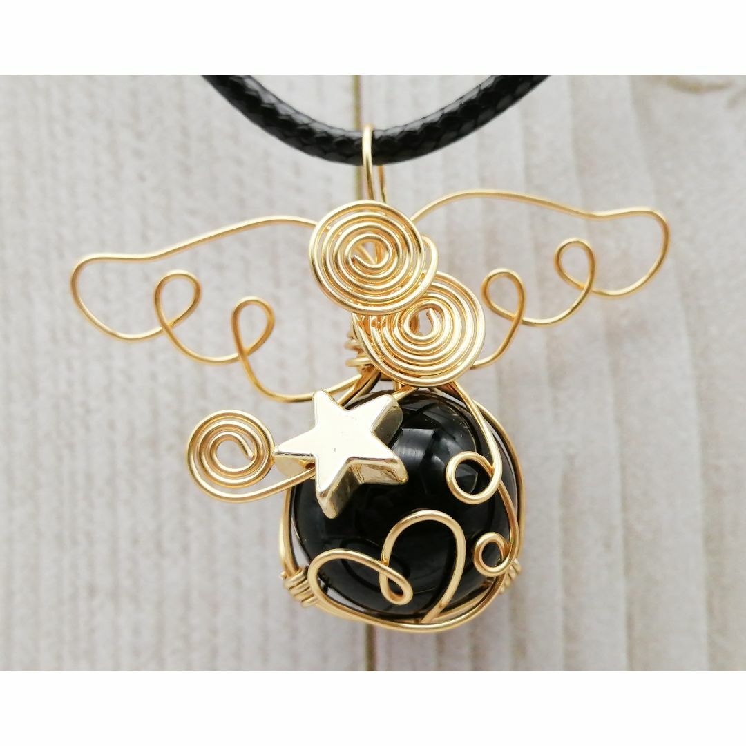 オニキスと星のエンジェルペンダント(ゴールド) ハンドメイドのアクセサリー(ネックレス)の商品写真